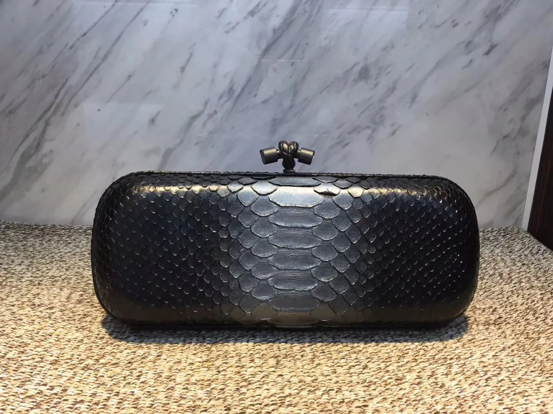 🔥🔥Model No. 8651🔥🔥This elegant clutch bag is one of the most popular handbags in woven bags. It is an interpretation of a classic design that was reintroduced in 2001. Since its launch, the Knot clutch has exhibited exquisite craftsmanship and integrated different styles from low-key to flamboyant. Each new Knot product demonstrates the irresistible and timeless charm of this classic handbag. This luxurious handbag features the signature braided rope buckle and is crafted from rare yellow-ringed forest snake and water snake skins. More charming and luxurious texture. Size Large 25cm